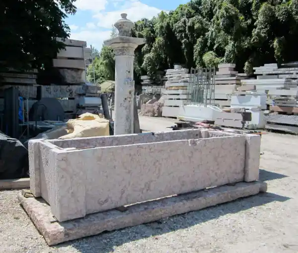 Fontana storica in pietra calcarea “Rosso Trento”