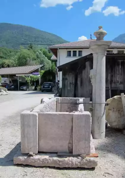 Fontana storica originale in pietra calcarea - la colonna non è disponibile
