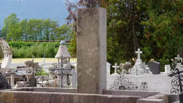 Großer historischer Porphyr-Brunnen mit Steinsäule