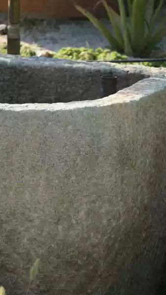 Detail historischer halbrunder Sandstein Brunnen