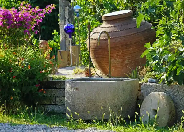 Halbrunder Sandstein Brunnen