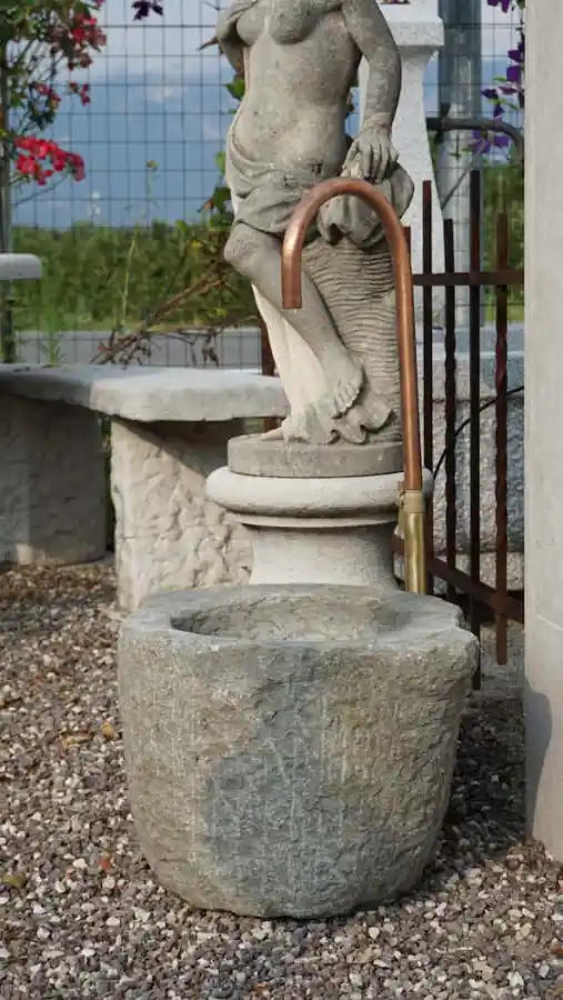 Kleiner Mörser aus Kalkstein als Wasserstelle für den Garten