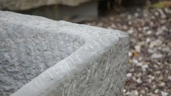 Dettaglio della lavorazione della vasca in pietra naturale 