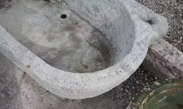 antica vasca ovale in pietra naturale metamorfica