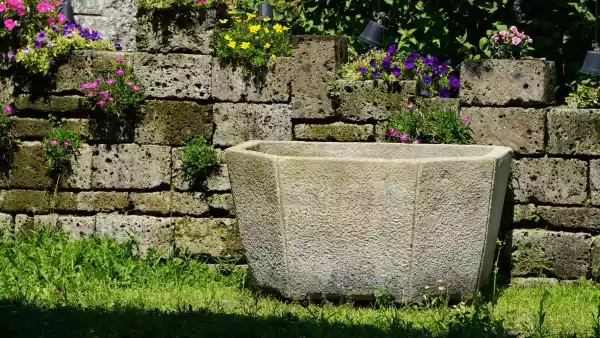 Antica fontana esagonale in pietra naturale con rubinetto in ottone artigianale