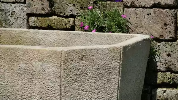 Außenbearbeitung des antiken Brunnens aus Naturstein