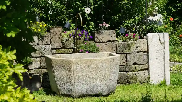 Antiker sechseckiger Brunnen aus Granit