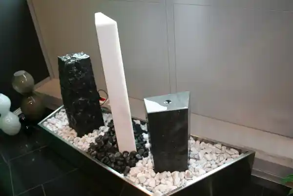 Fontana da ufficio con tre stele in vasca da inox