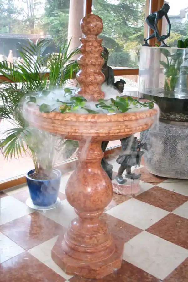Fontana classica con coppa circolare