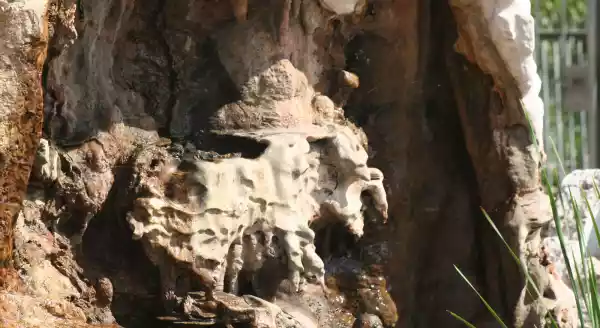 Naturgeformte Mini-Tropfsteinhöhle in einem Trani Steinblock