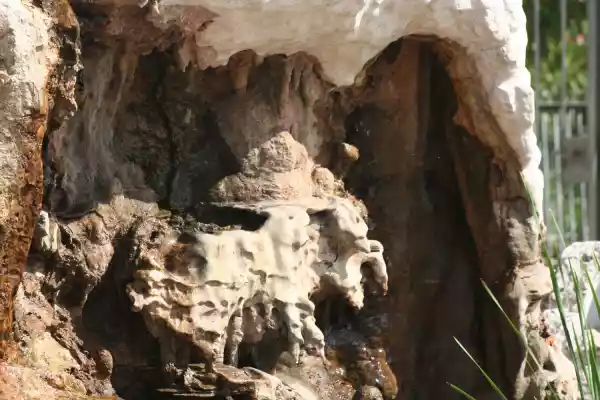 Piccola grotta naturale con stalagmiti e stalattiti