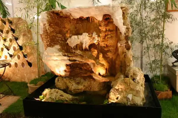 Roccia carsica con stalattiti e stalagmiti trasformata in fontana