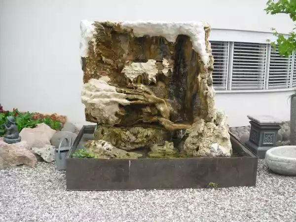 Großer Steinblock mit einer von der Natur geformten Tropfsteinhöhle