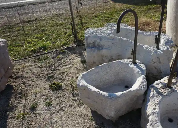 Kleiner Brunnen aus Naturstein mit Wasserhahn