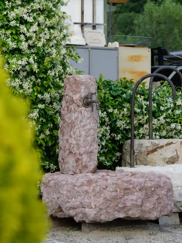 Kleiner Gartenbrunnen mit Steinsäule