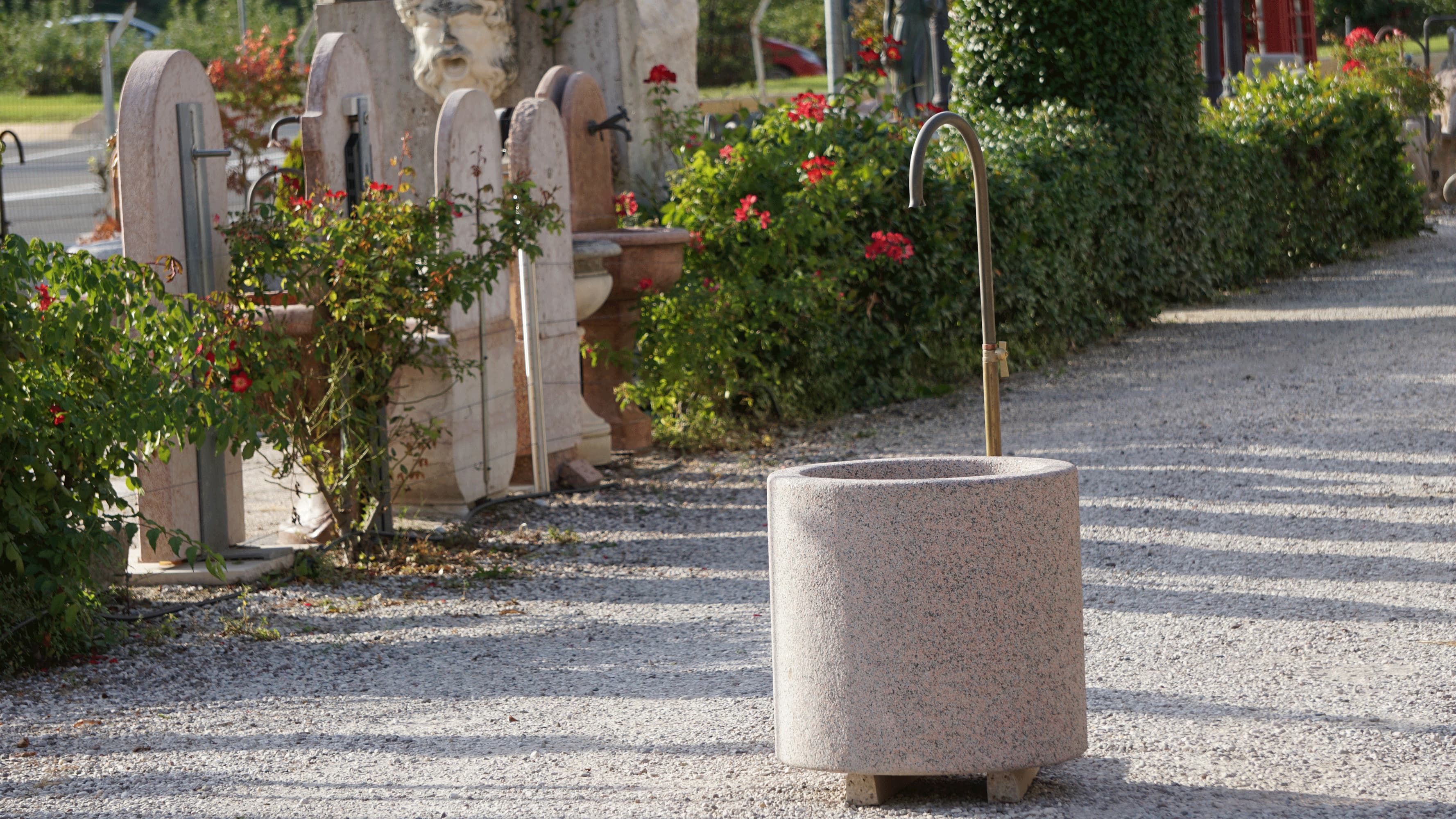 Kleiner runder Brunnen aus rotem Granit für Garten und Terrasse - klassisch und zeitlos mit einem geschmiedeten Messinghahn.