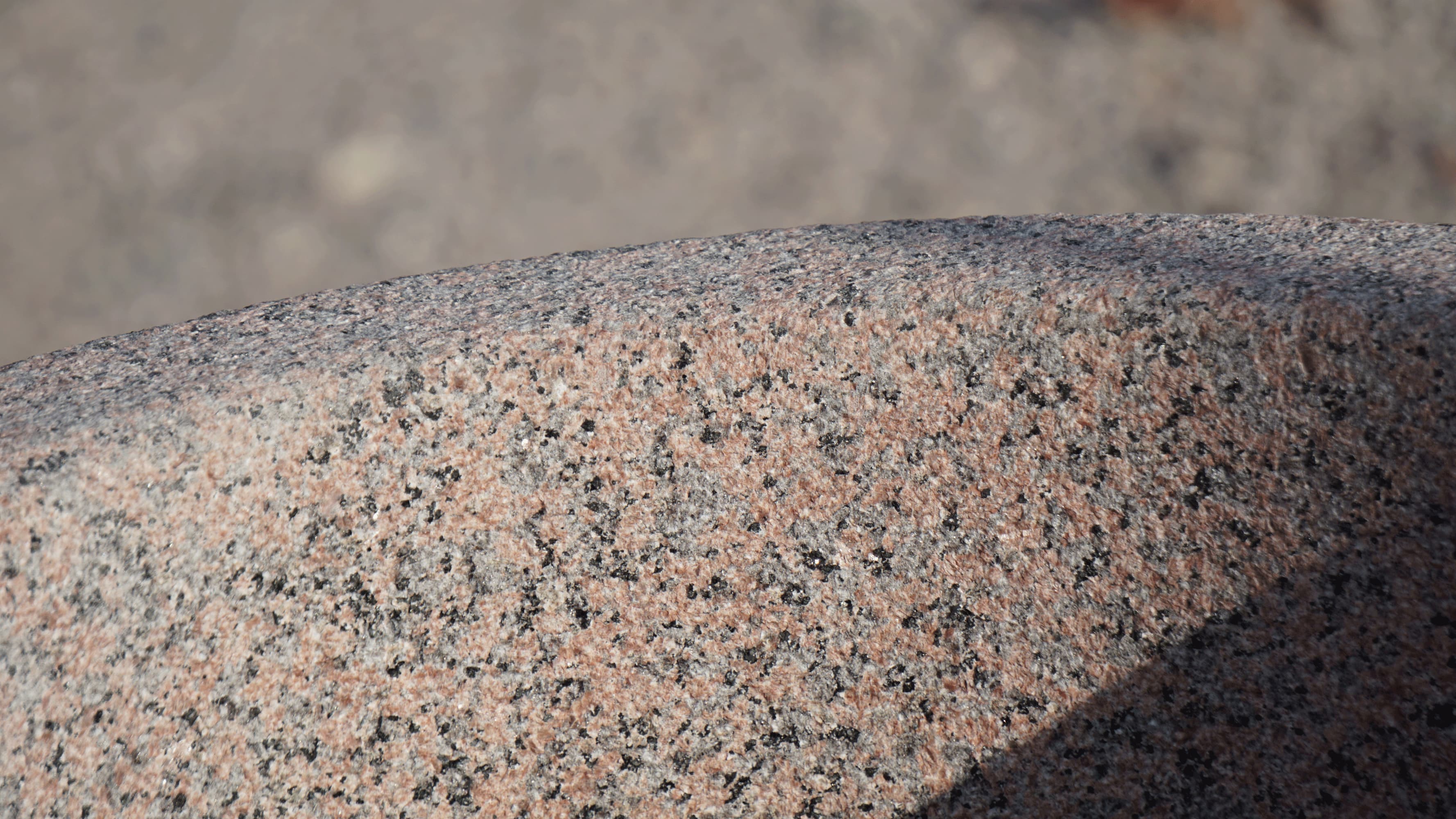 Roter Granitbrunnen mit gestockter Oberfläche - pflegeleicht und für den Außenbereich geeignet