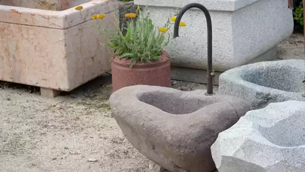 Gartenbrunnen aus einem Südtiroler Porphyr Findling mit Wasserhahn