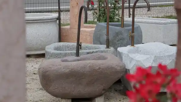 Fontana piccola in pietra di ruscello in porfido con rubinetto in rame