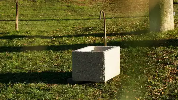 Viereckiger Brunnen mit Messinghahn aus hellem Kalkstein - Maße: ca. 50 x 50 x H 40 cm 