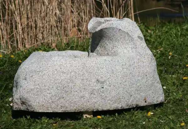 Fontana in granito dell'Altoa Adige realizzato da un masso di fiume con un gioco d'acuqa.
