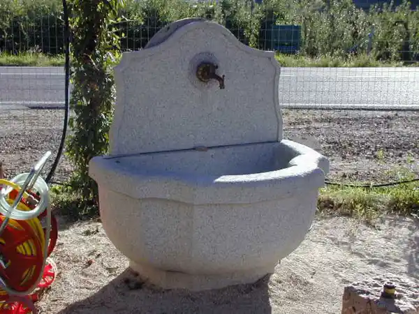 Großer Wandbrunnen aus Granit mit klassischer Form