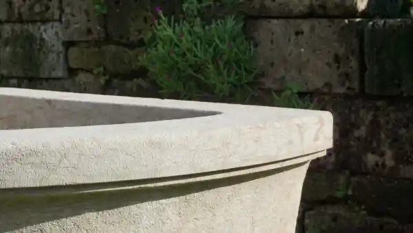 Fontana semicircolare con profilo integrato