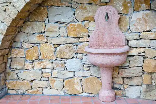 Wandbrunnen aus rotem Kalkstein von Asiago
