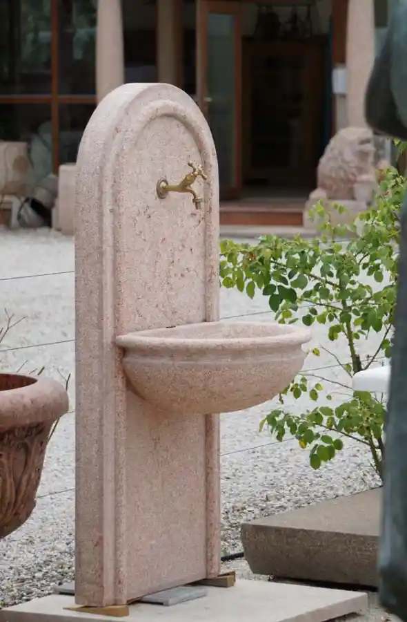 Schlichter moderner Wandbrunnen aus rotem Kalkstein von Asiago