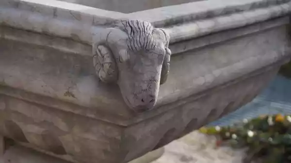 Ariete in pietra su fontana a muro