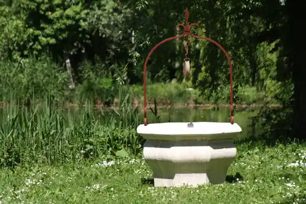 Pozzo da acqua in pietra calcarea Verdello ricavato da un unico blocco