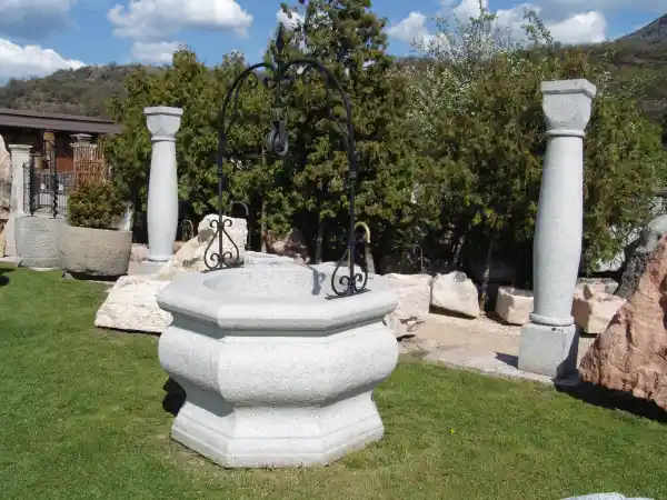 Ziehbrunnen mit Boden aus Granit