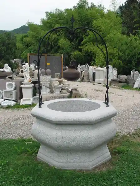 Ziehbrunnen "Ziggl" aus Naturstein gefertigt aus einem Block